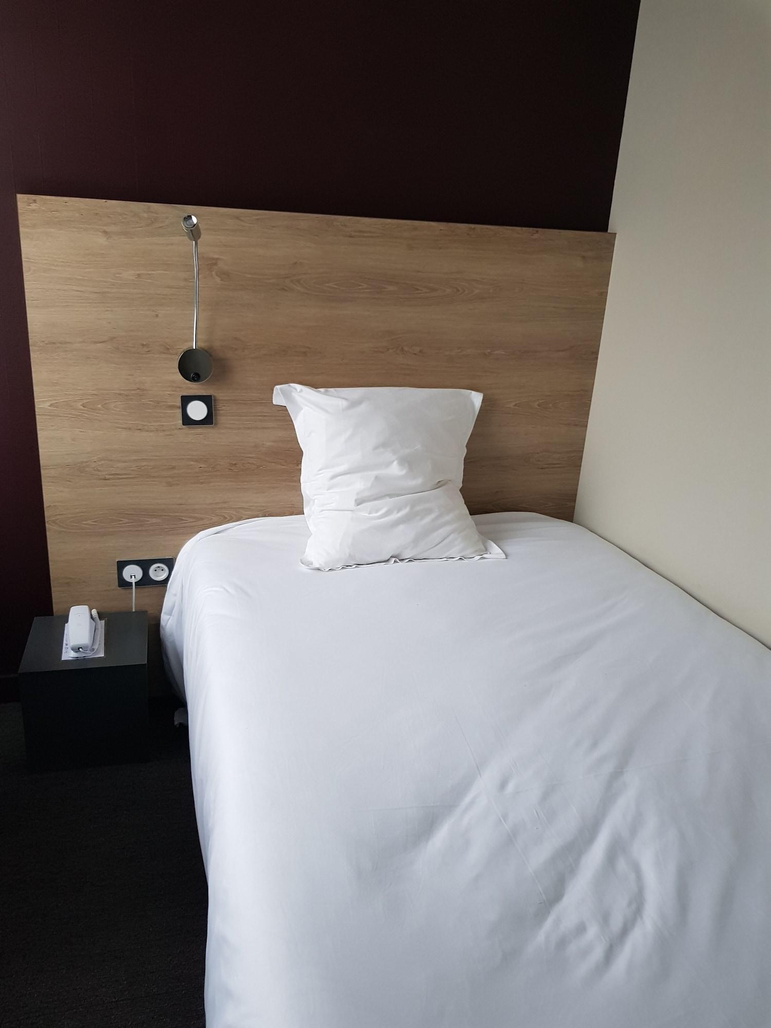 Logis Hotel A La Bonne Auberge Laval  Zewnętrze zdjęcie