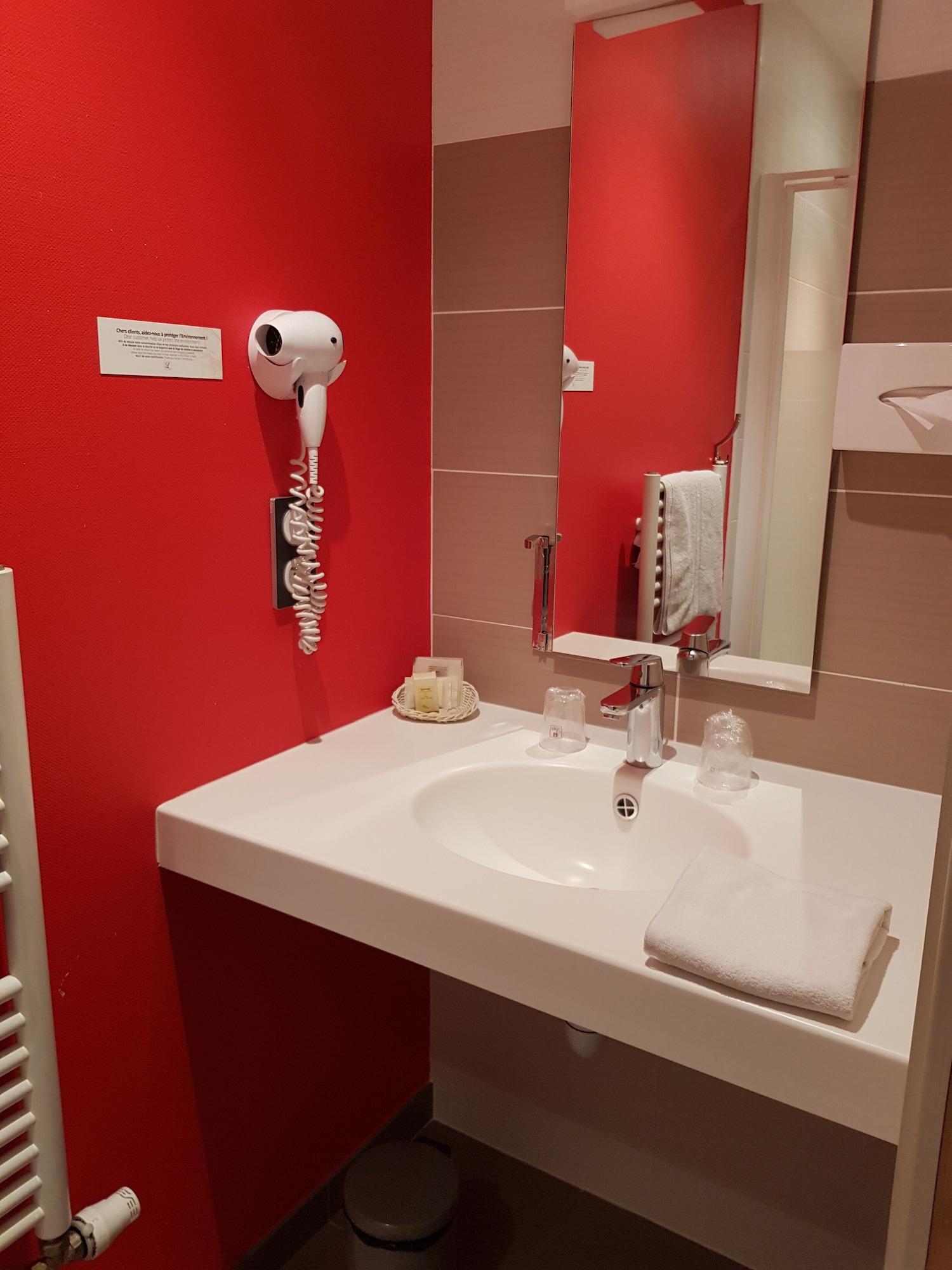 Logis Hotel A La Bonne Auberge Laval  Zewnętrze zdjęcie