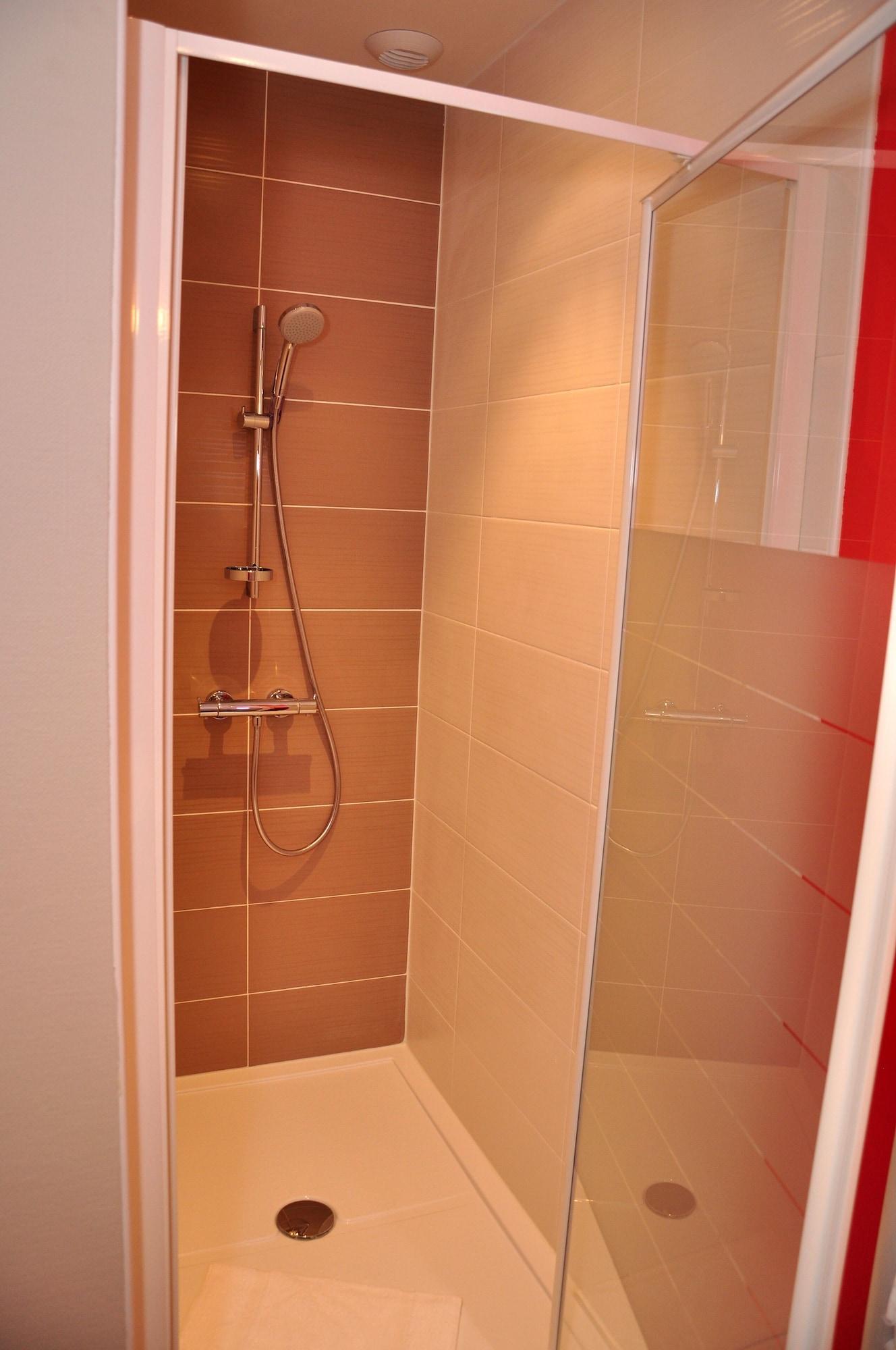 Logis Hotel A La Bonne Auberge Laval  Zewnętrze zdjęcie