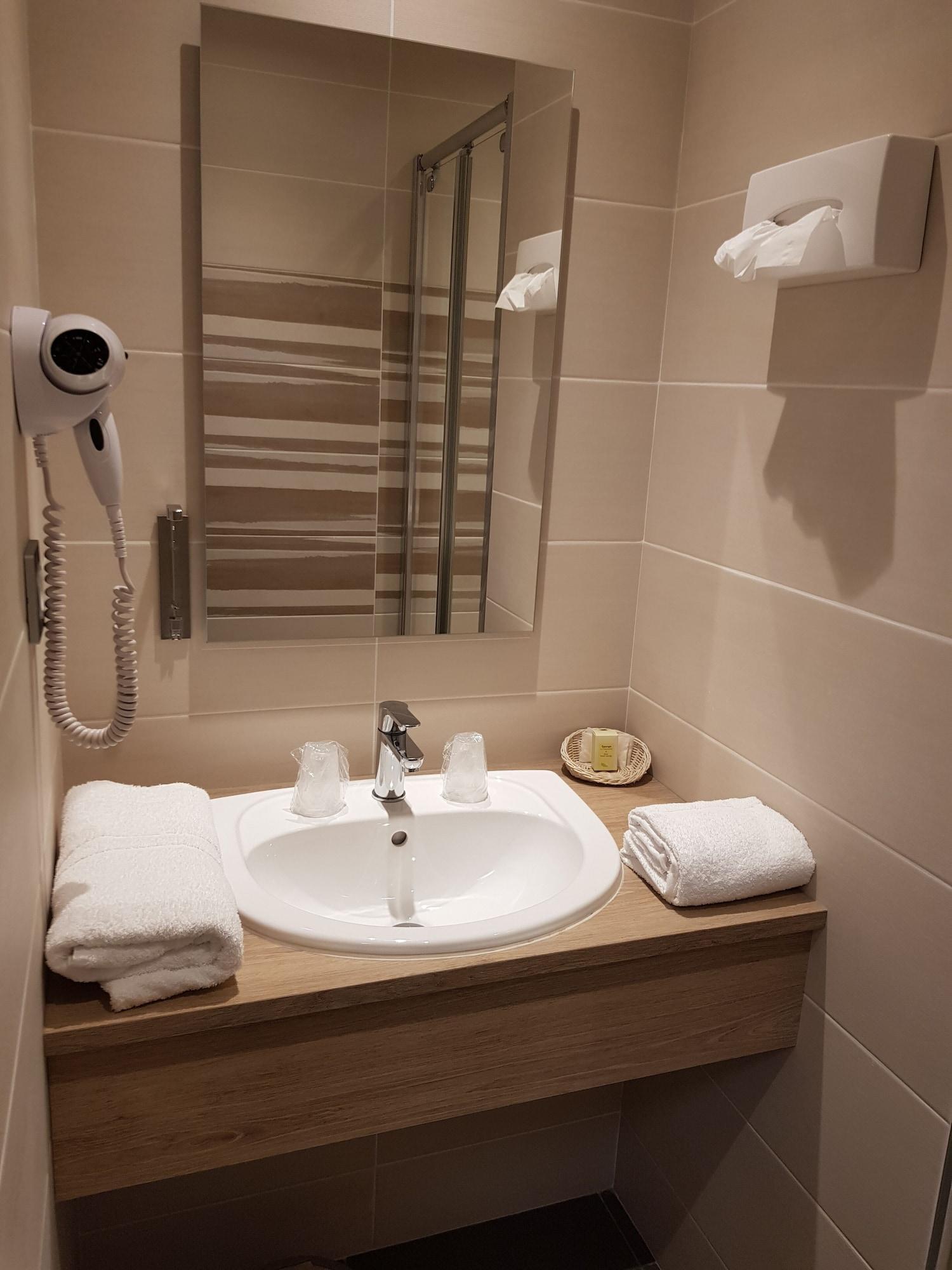 Logis Hotel A La Bonne Auberge Laval  Zewnętrze zdjęcie