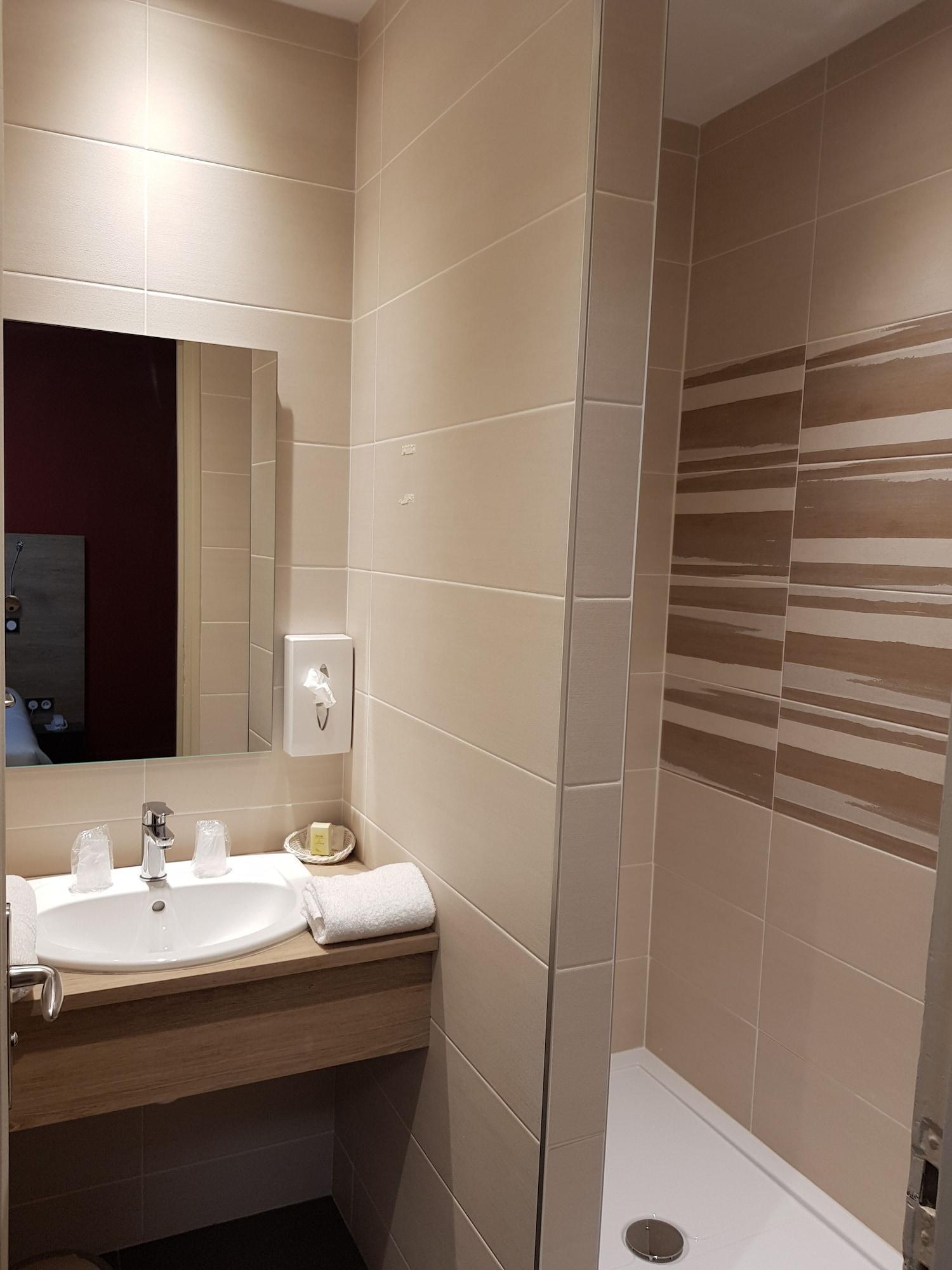 Logis Hotel A La Bonne Auberge Laval  Zewnętrze zdjęcie