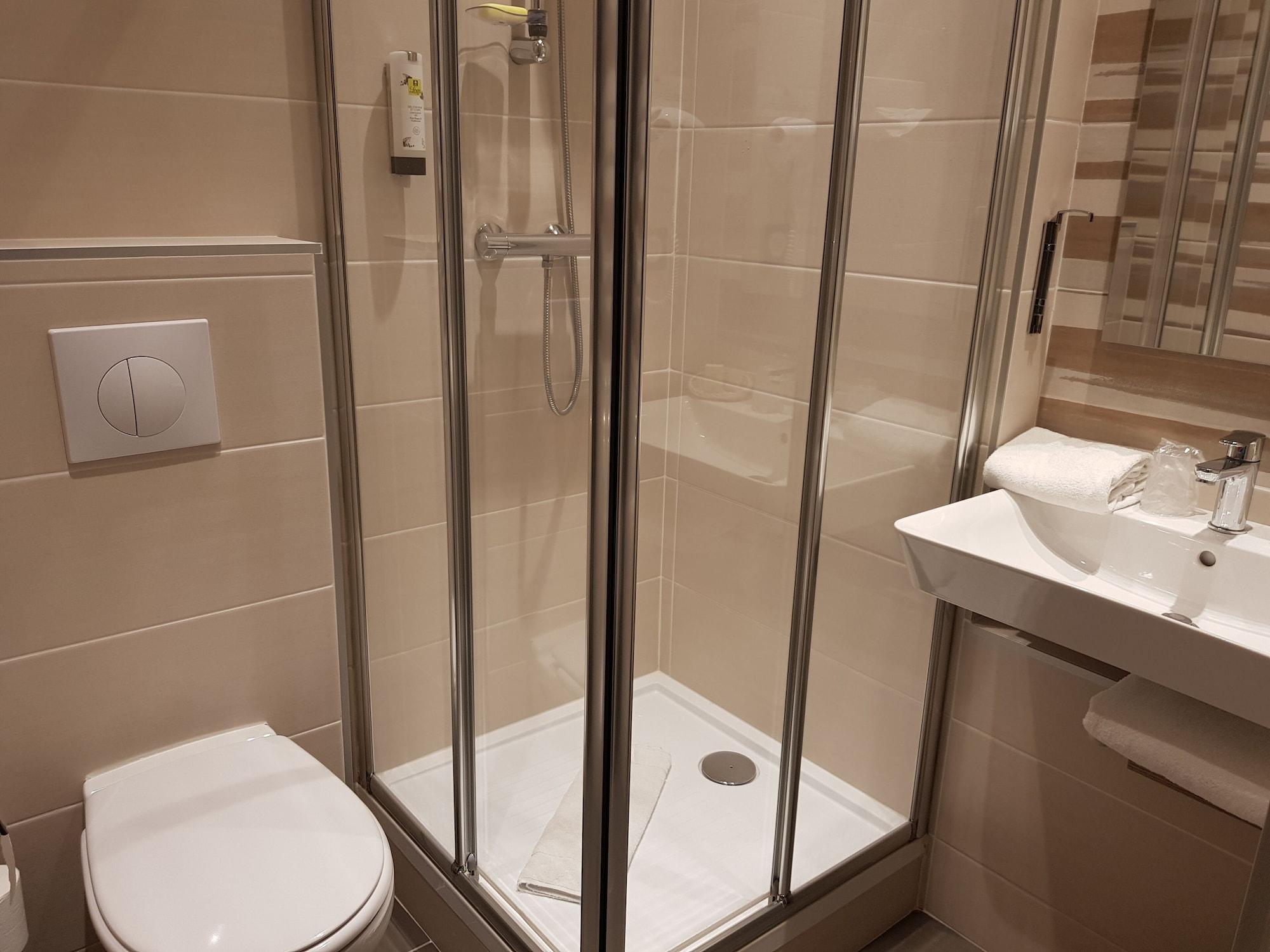 Logis Hotel A La Bonne Auberge Laval  Zewnętrze zdjęcie